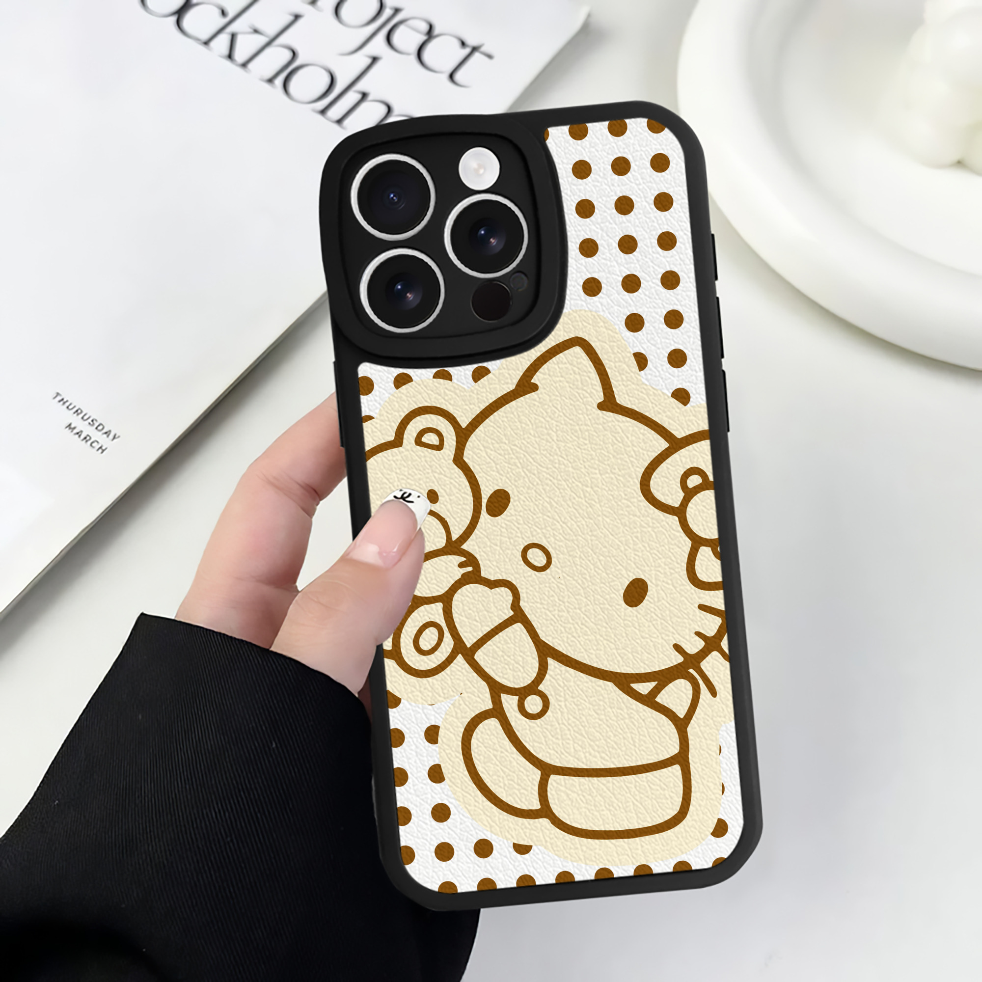 （画像用） Hello Kitty ハローキティ 【iPhone 16シリーズ対応】シリコンスマホケース（レザー調） 材質：シリコン